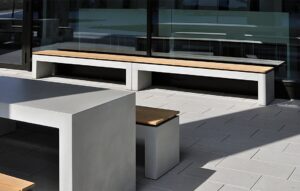 OGGI-Beton: Betonbank mit Holzauflage