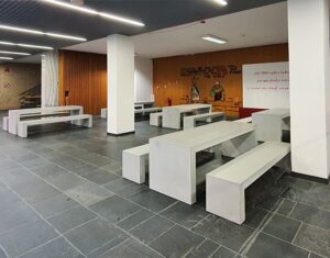 OGGI Beton Tisch und Bank Kombination in der Uni Hamburg