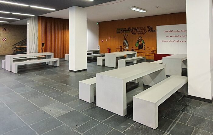 Brandschutzmöbel, Getränketheke OGGI Beton Tisch und Bank Kombination in der Uni Hamburg