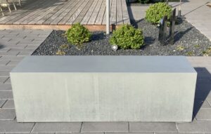 Betonbank Massa von Oggi-Beton im Garten