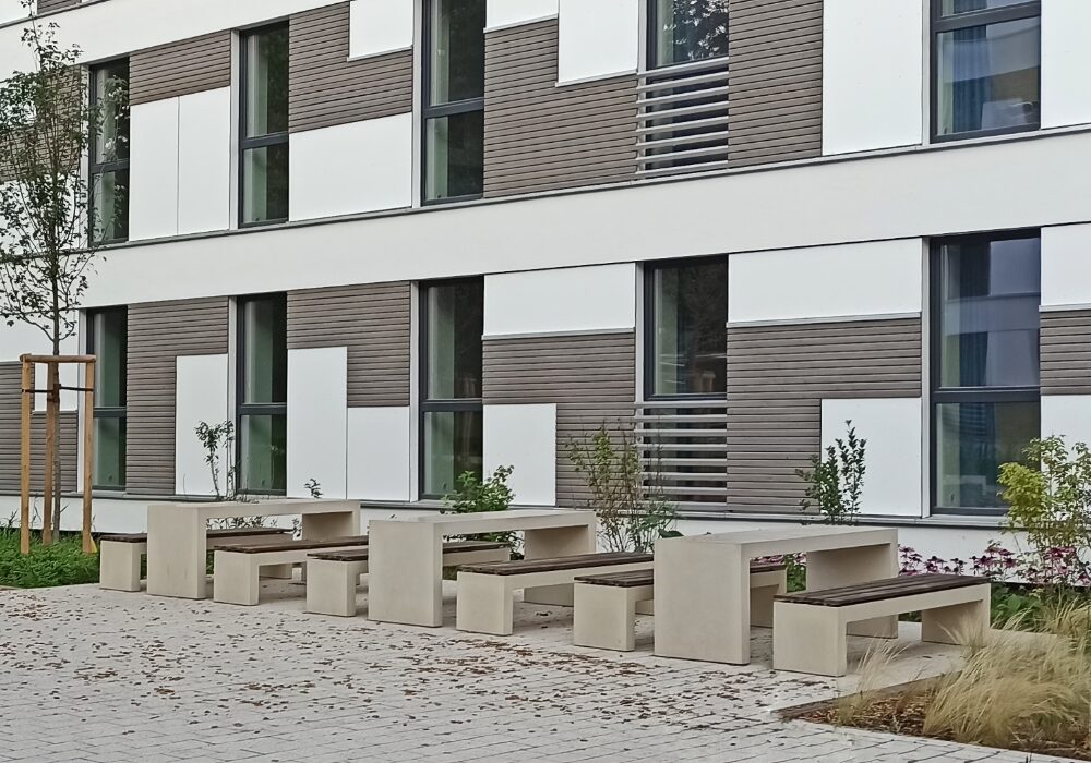 Beton Tisch und Bank mit Holzauflage Kombination