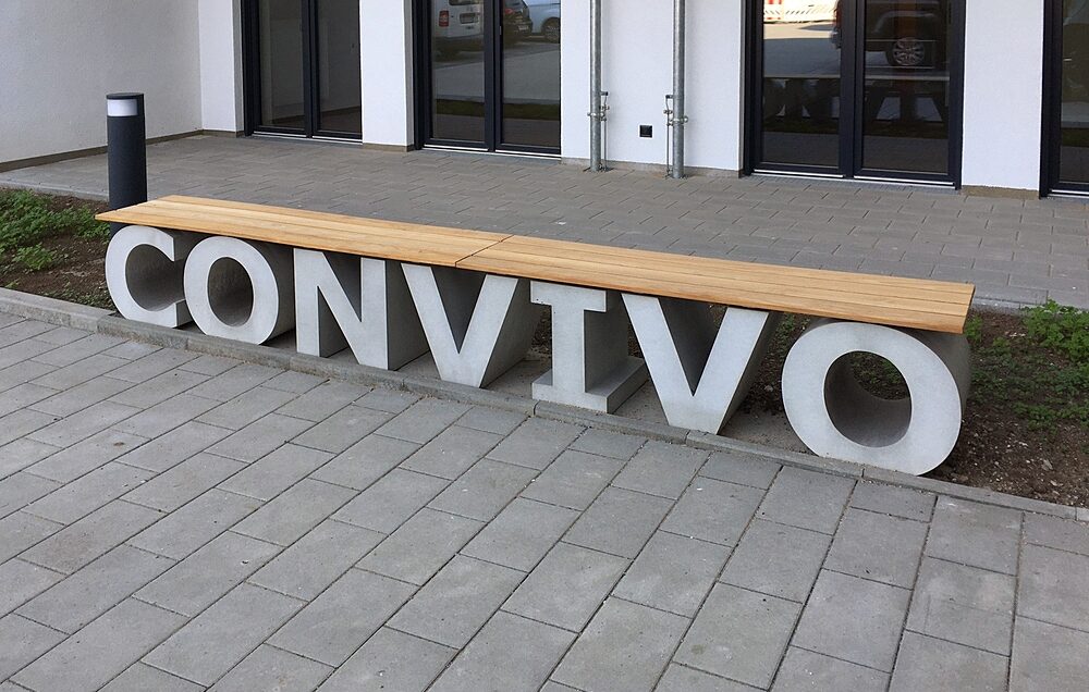 Betonbuchstaben mit Sitzauflage in Teakholz von OGGI Beton