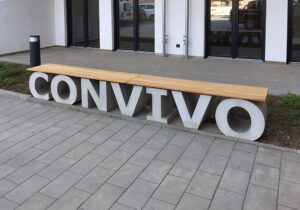 Betonbuchstaben mit Sitzauflage in Teakholz von OGGI Beton