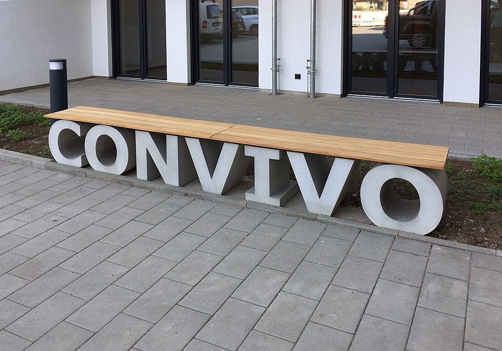 Betonbuchstaben mit Sitzauflage in Teakholz von OGGI Beton