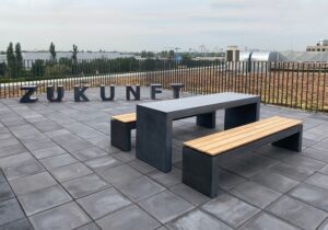Betonbuchstaben mit Tisch und Bank von Oggi Beton