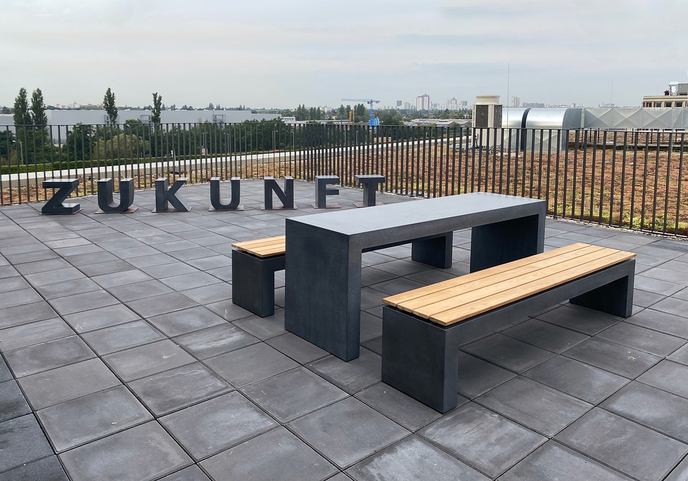 Betonbuchstaben mit Tisch und Bank von Oggi Beton
