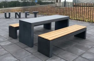 Betonstehtisch SAN VITO, Bänke und Betonbuchstaben