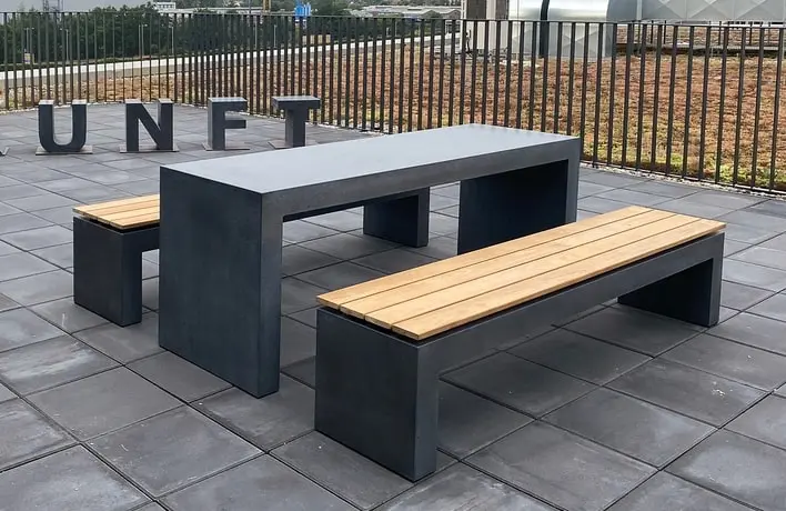 Betontisch SAN VITO, Bänke und Betonbuchstaben