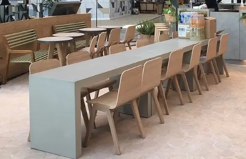 Betontisch im Innenraum